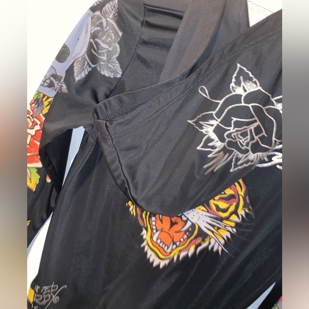 Ed hardy jacket size small. Y2k selling because doesn’t fit